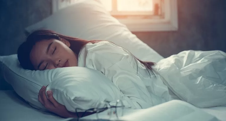 7 Kebiasaan Sebelum Tidur yang Bikin Otak Lebih Tenang